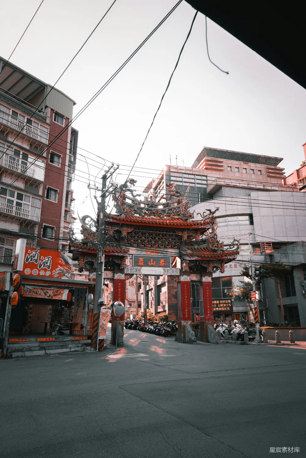 高清摄影 传统建筑 现代城市 街景 文化地标 城市风光 传统与现代交融的街景
