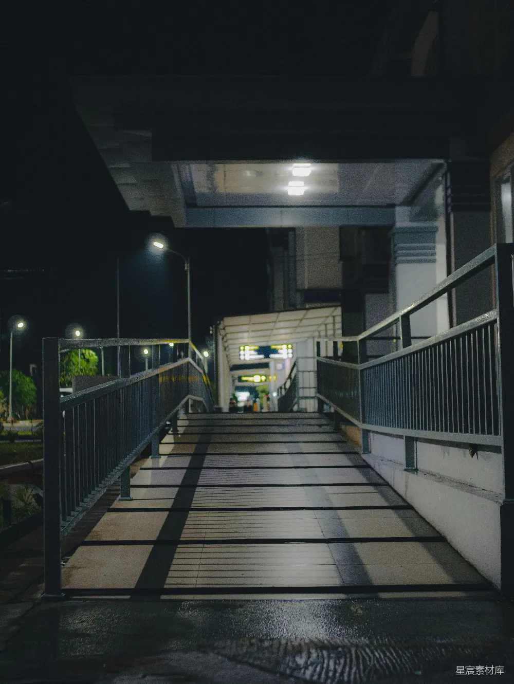 高清摄影 夜晚 过街天桥 城市 建筑 灯光 夜晚的过街天桥