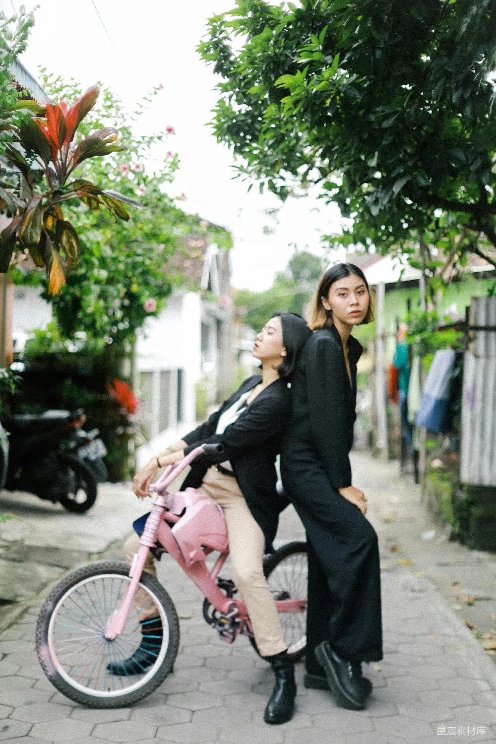 高清摄影 姐妹俩 自行车 城市街道 自然 时尚 姐妹俩的自行车时光
