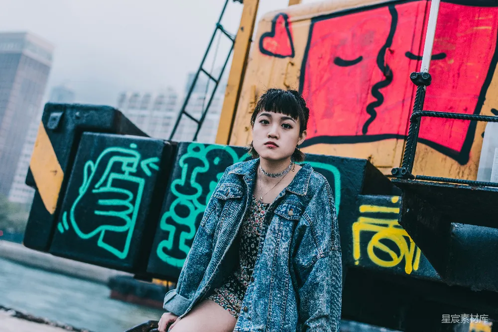 高清摄影 街头艺术 时尚 城市生活 年轻女性 现代艺术 街头艺术与年轻女性的时尚肖像