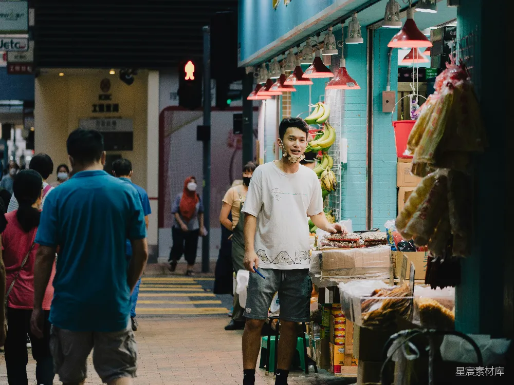 高清摄影 街头 夜市 摊贩 繁忙 生活 街头夜市的摊贩