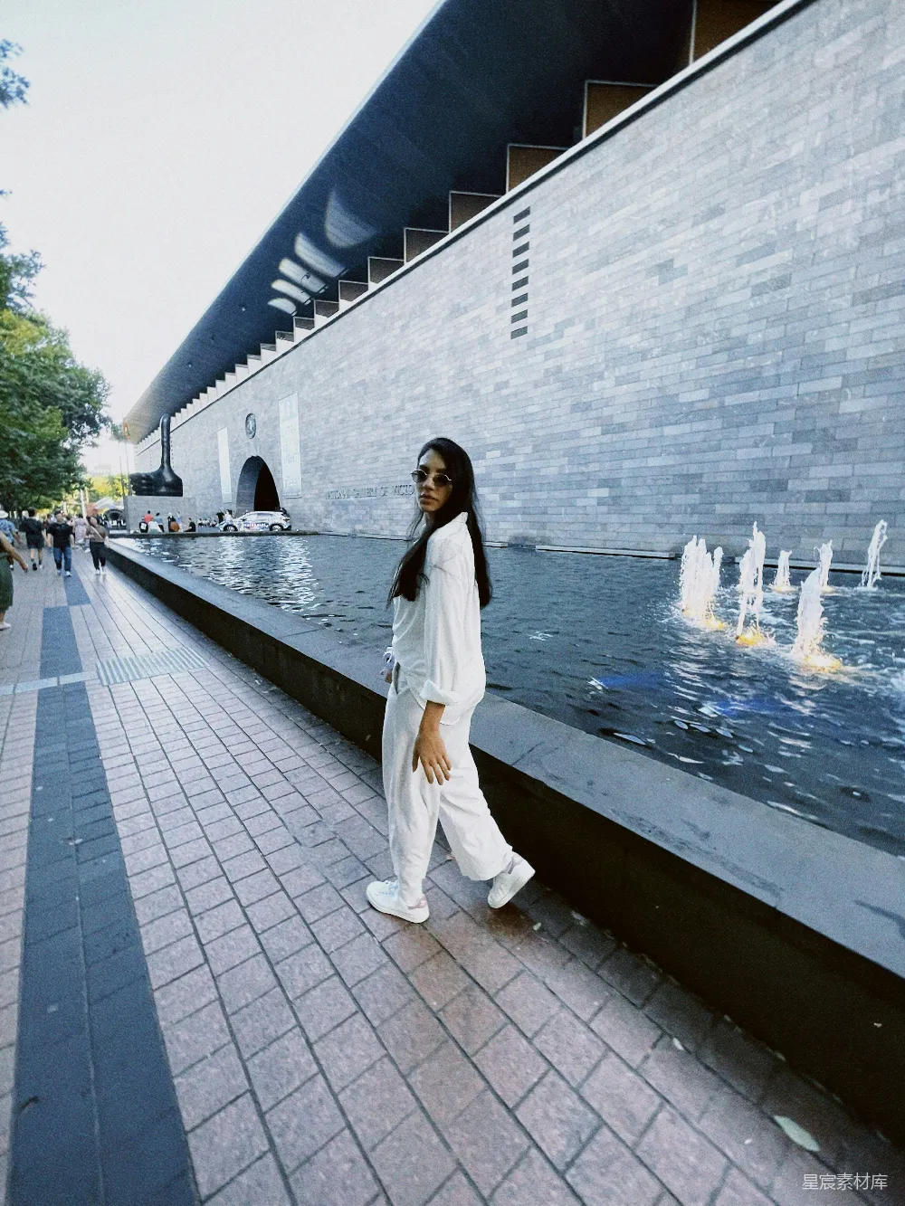 高清摄影 城市风景 现代建筑 水景 休闲时光 时尚穿搭 都市漫步：现代建筑与艺术的交响