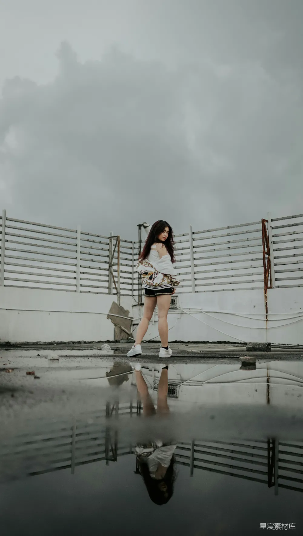 高清摄影 女性 时尚 倒影 城市 雨后 雨后屋顶的倒影