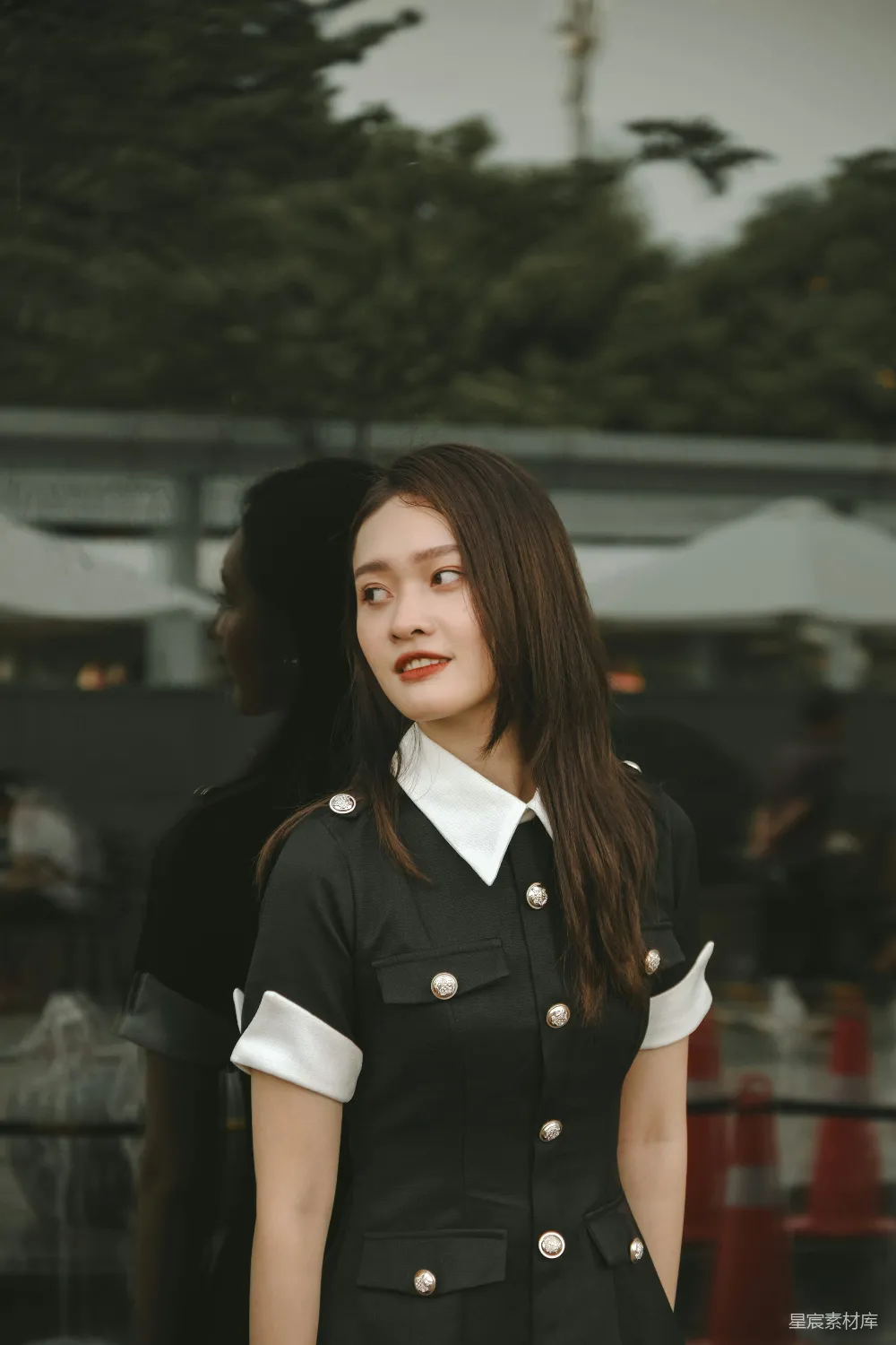 高清摄影 雨景 年轻女性 时尚 街拍 城市 雨中少女的优雅瞬间