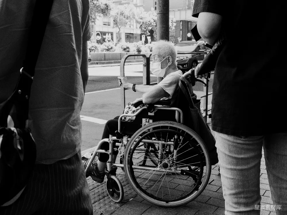 高清摄影 黑白摄影 轮椅 城市生活 互助 老龄化 城市中的静默互助