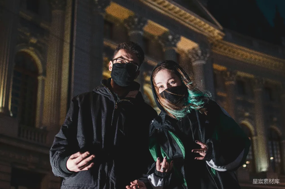 高清摄影 夜景 情侣 口罩 城市 情感 夜幕下的亲密时刻