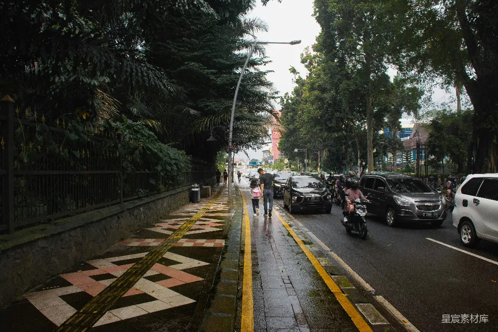 高清摄影 雨后街道 都市生活 行人 交通 雨后街道的宁静与繁忙