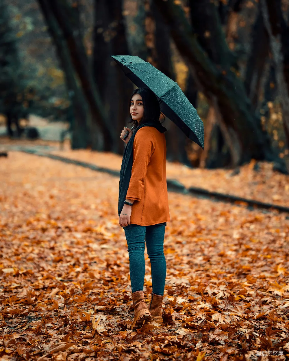 高清摄影 秋天 雨伞 自然 时尚 户外 秋日雨中漫步
