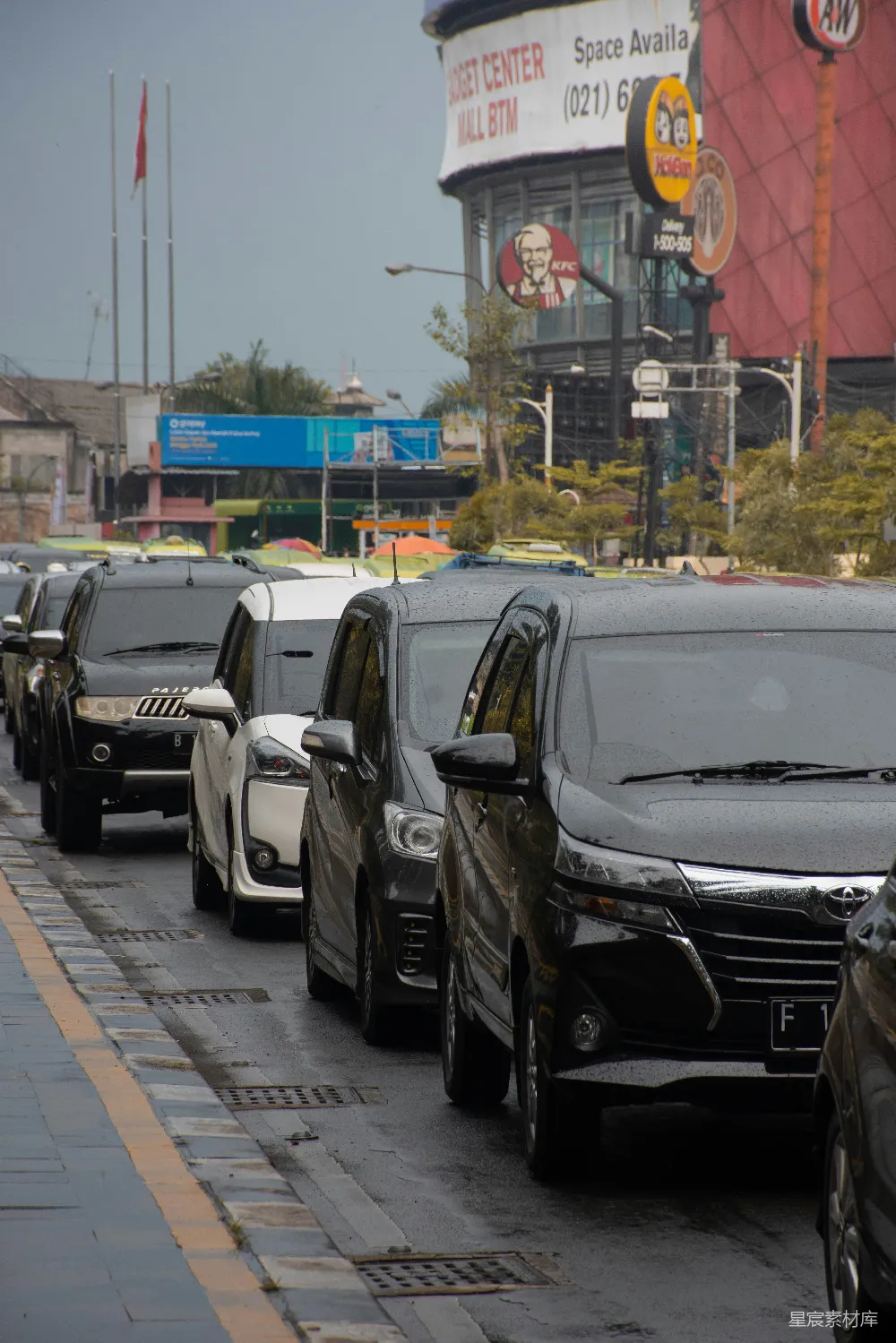 高清摄影 城市 街道 交通 汽车 雨景 雨后街道上的车流