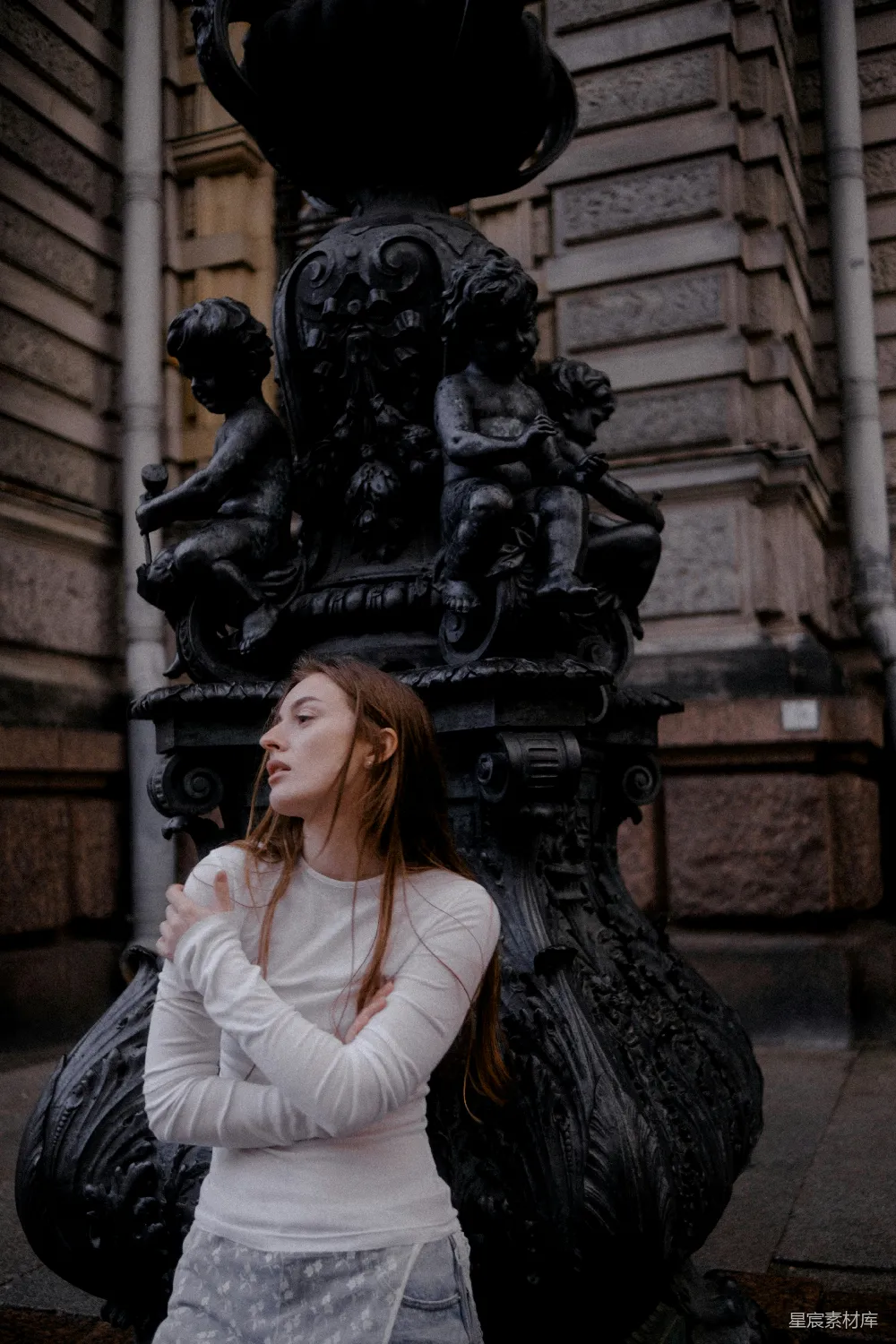 高清摄影 复古 雕像 红发 街头摄影 艺术 复古雕像前的红发女子