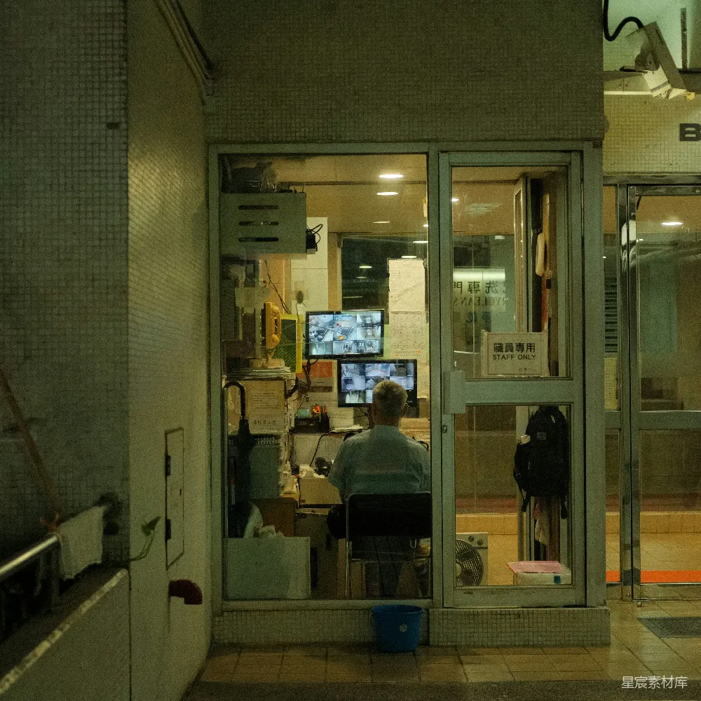 高清摄影 保安室 守夜 监控室 夜景 静谧 保安室中的守夜人