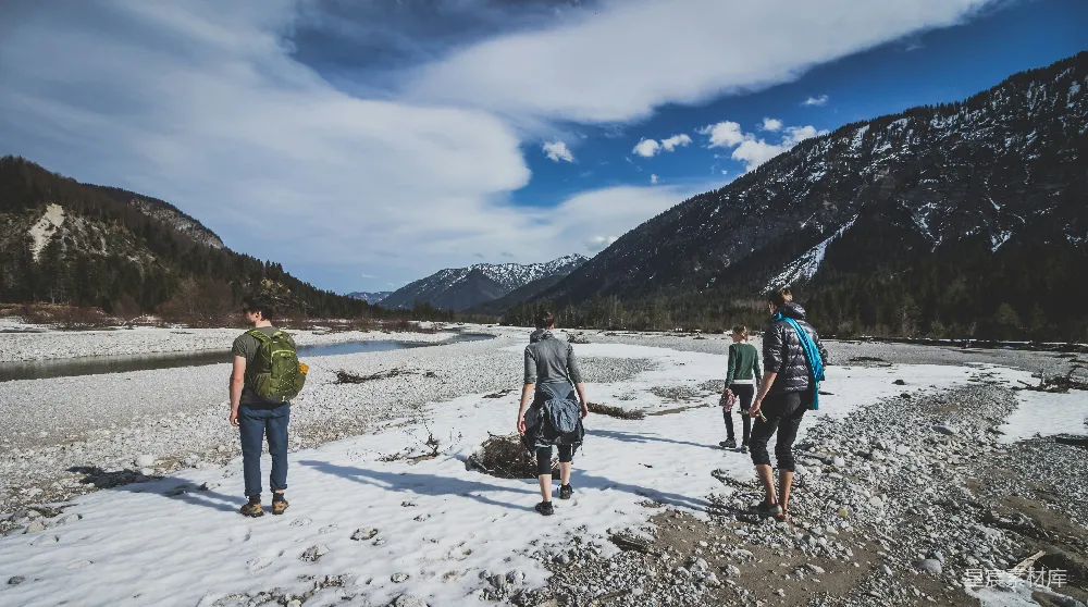 高清摄影 雪山 徒步 自然 户外 风景 雪山下的徒步旅行