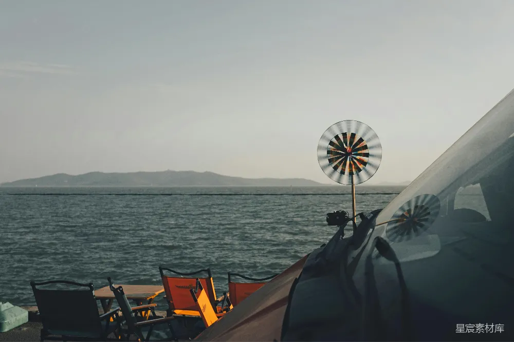 高清摄影 海边 风车 露营 宁静 自然 海边的风车与帐篷