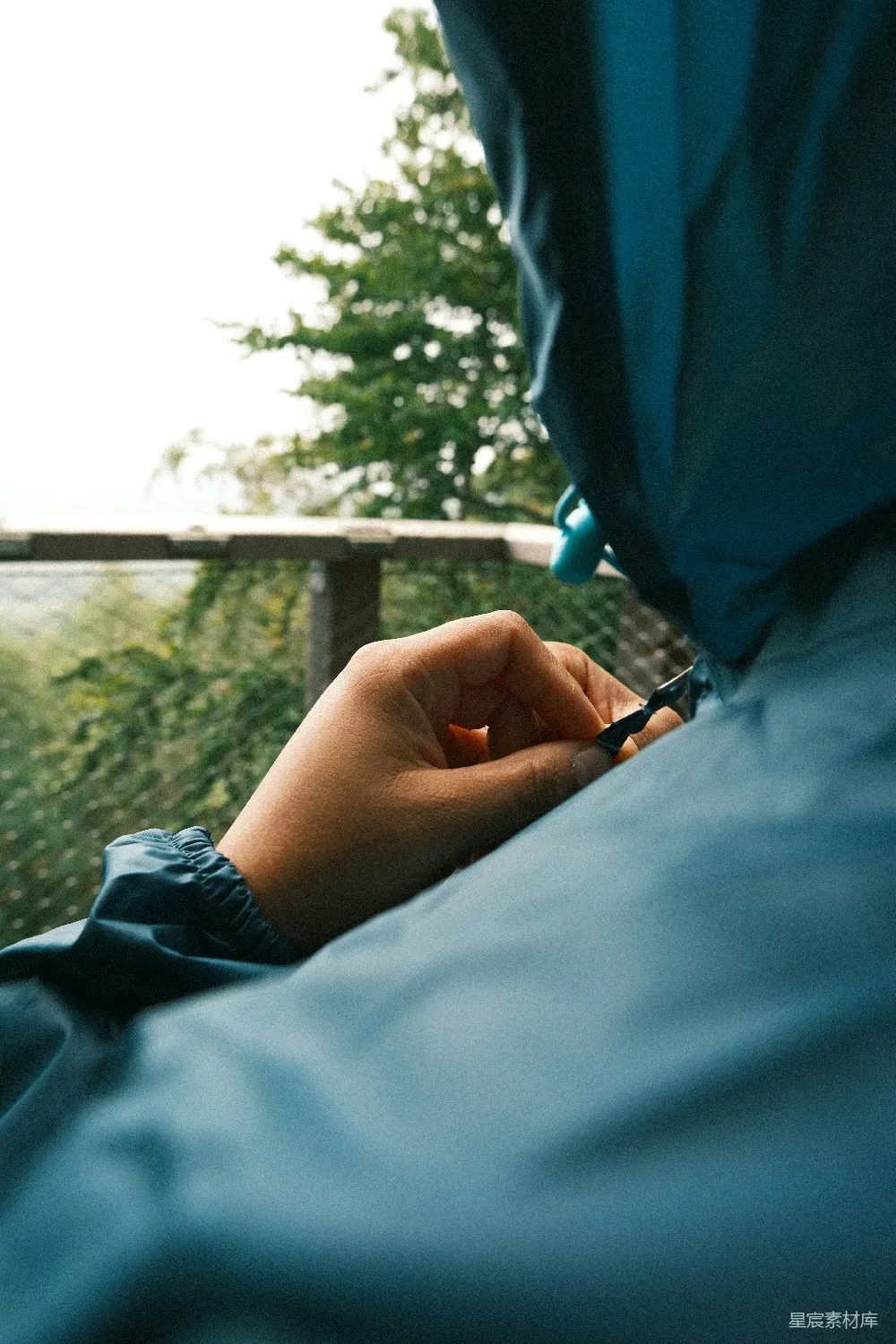 高清摄影 安全带 户外 旅行 细节 安全 系上安全带的瞬间