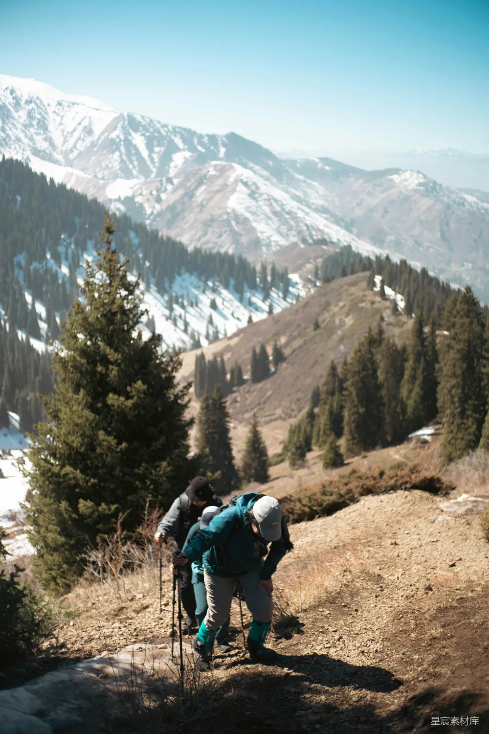 高清摄影 登山 自然风光 户外活动 雪山 旅行 登山者在雪山下的小径