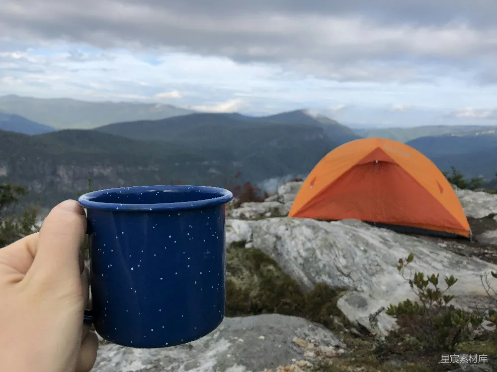 高清摄影 露营 自然风光 户外活动 茶杯 山景 山顶露营，手捧茶杯