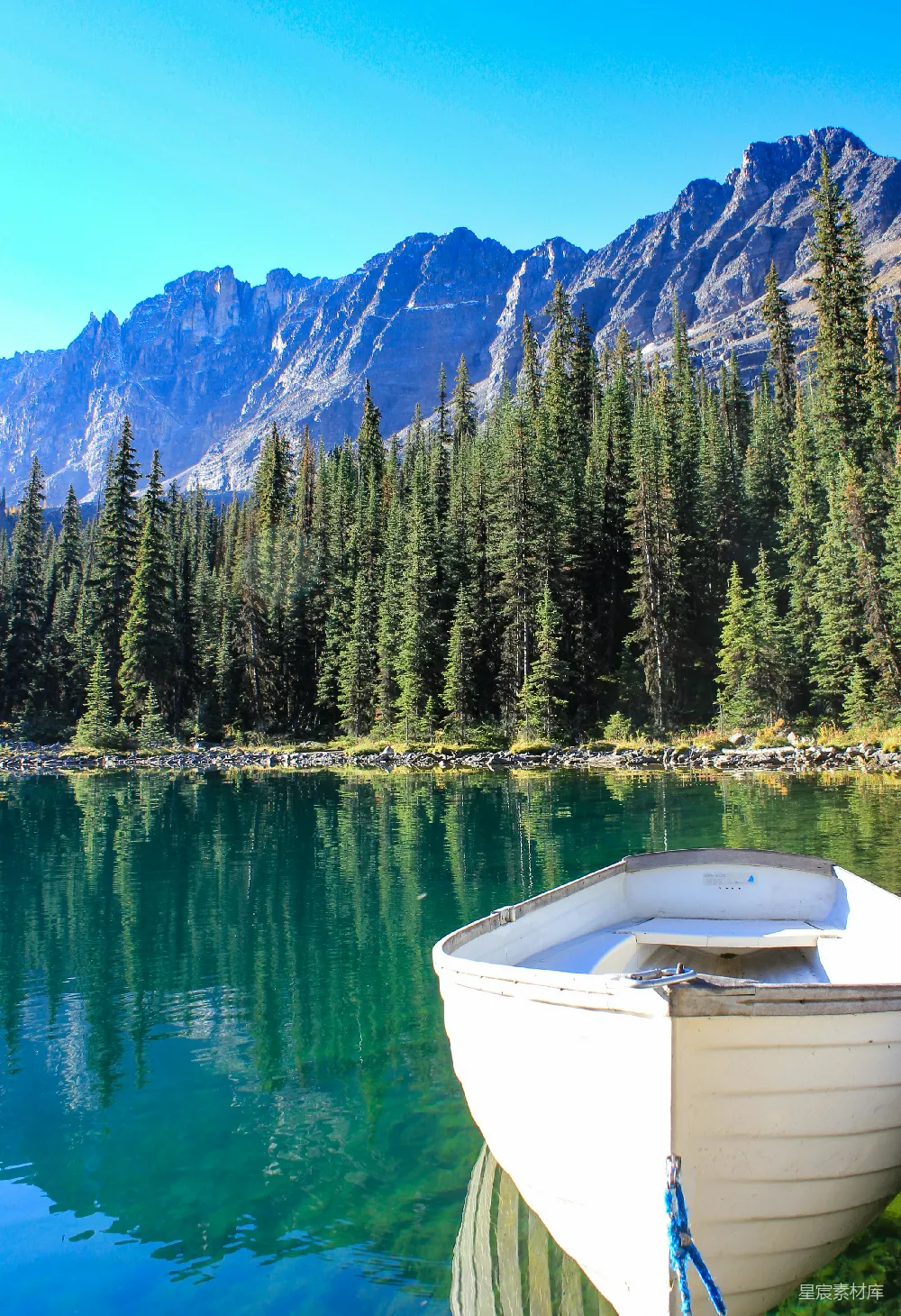 高清摄影 自然风光 宁静 户外 湖泊 山景 静谧的湖畔与独木舟