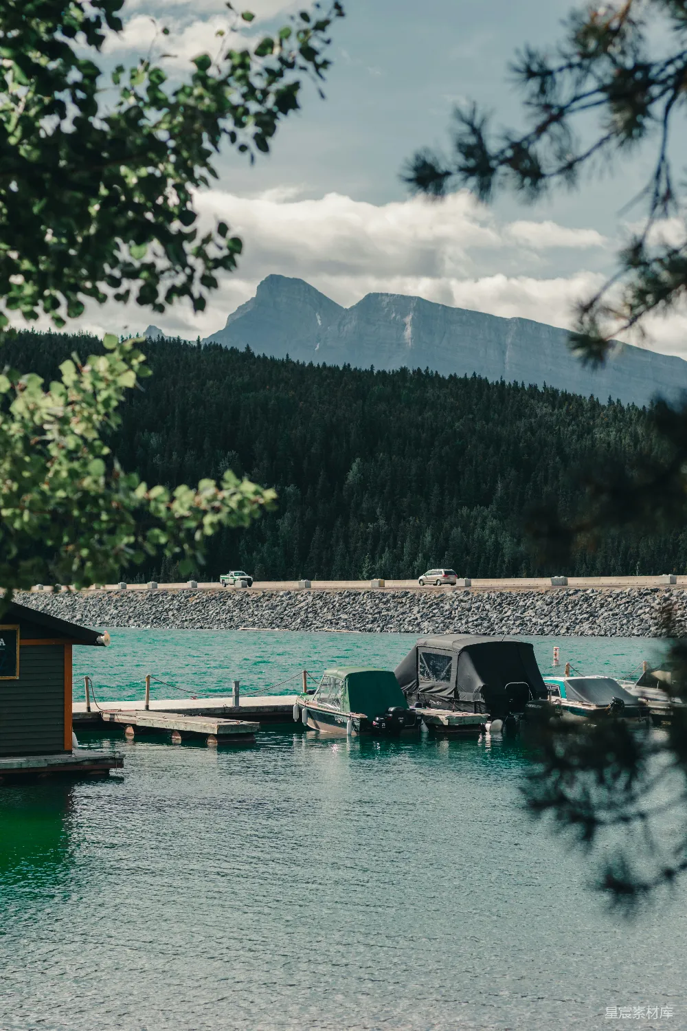 高清摄影 湖泊 山景 宁静 自然 户外 湖边的宁静时光