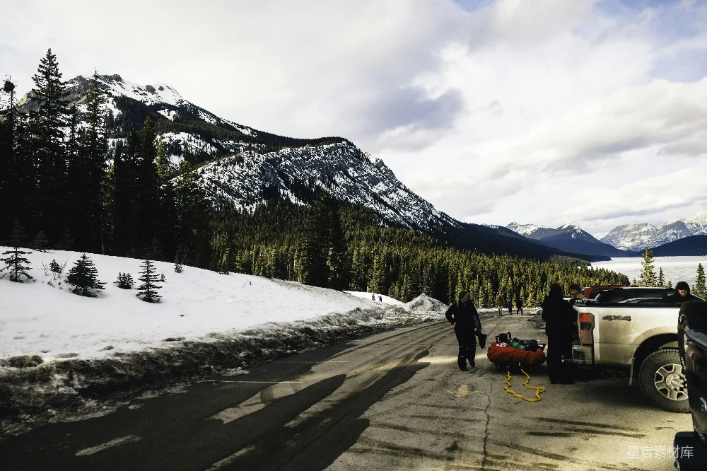 高清摄影 冬季 山地 户外旅行 公路 自然美景 冬日山间公路旁的旅行者