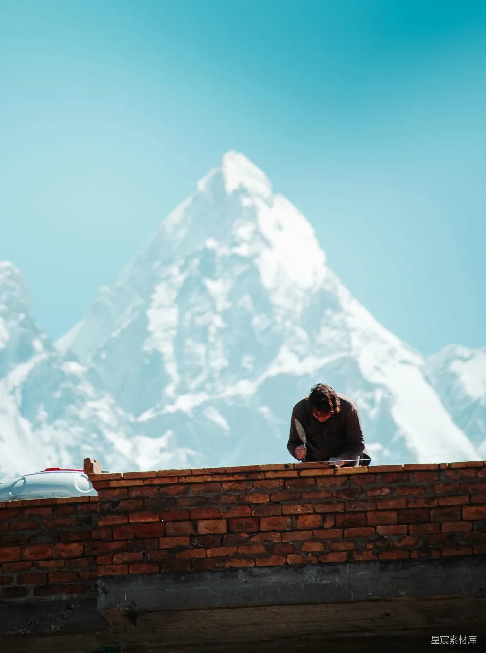 高清摄影 雪山 砖匠 建筑 自然 风景 雪山下的砖匠