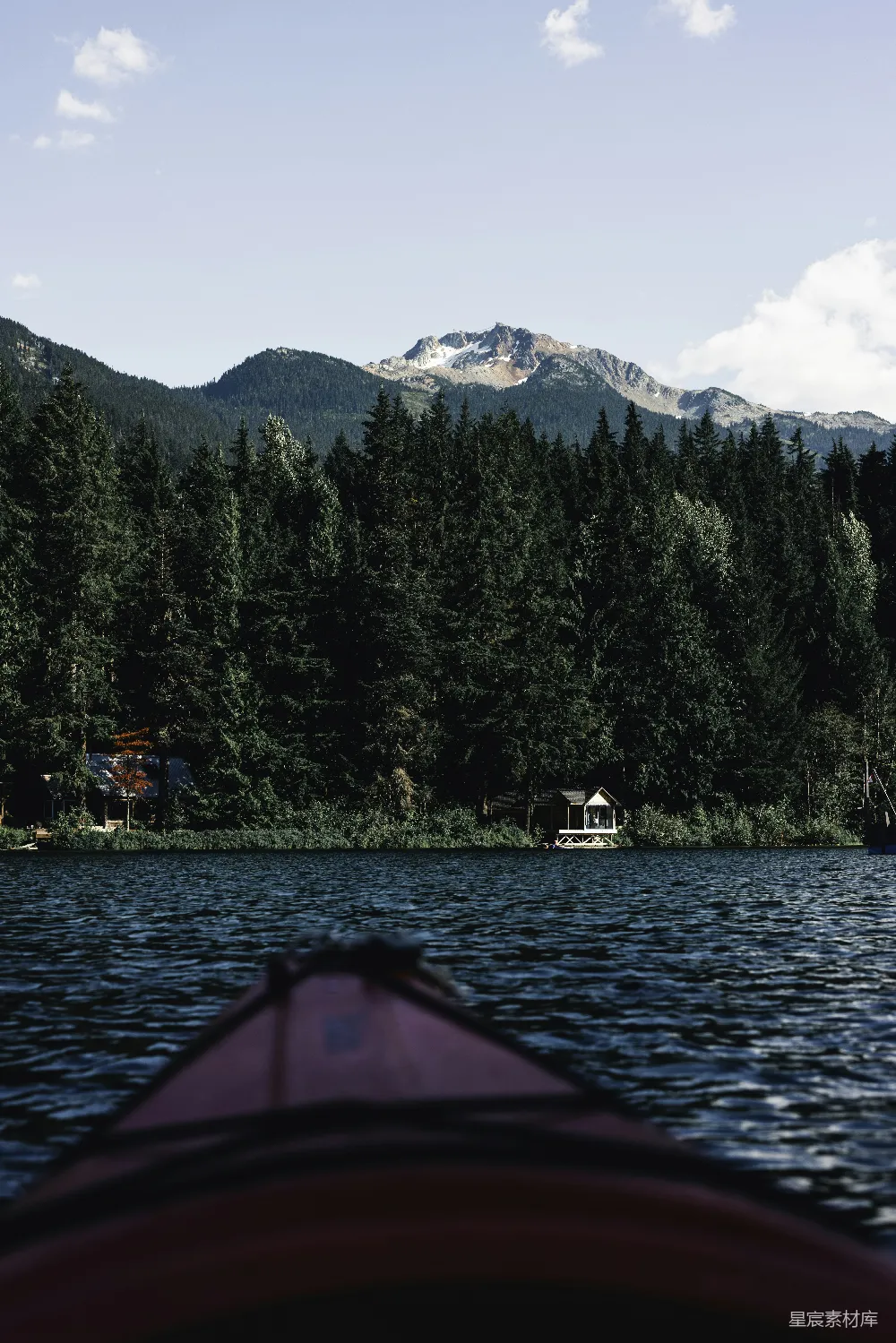 高清摄影 自然风光 户外活动 休闲时光 山林湖景 独木舟 湖边的独木舟与远处的山景