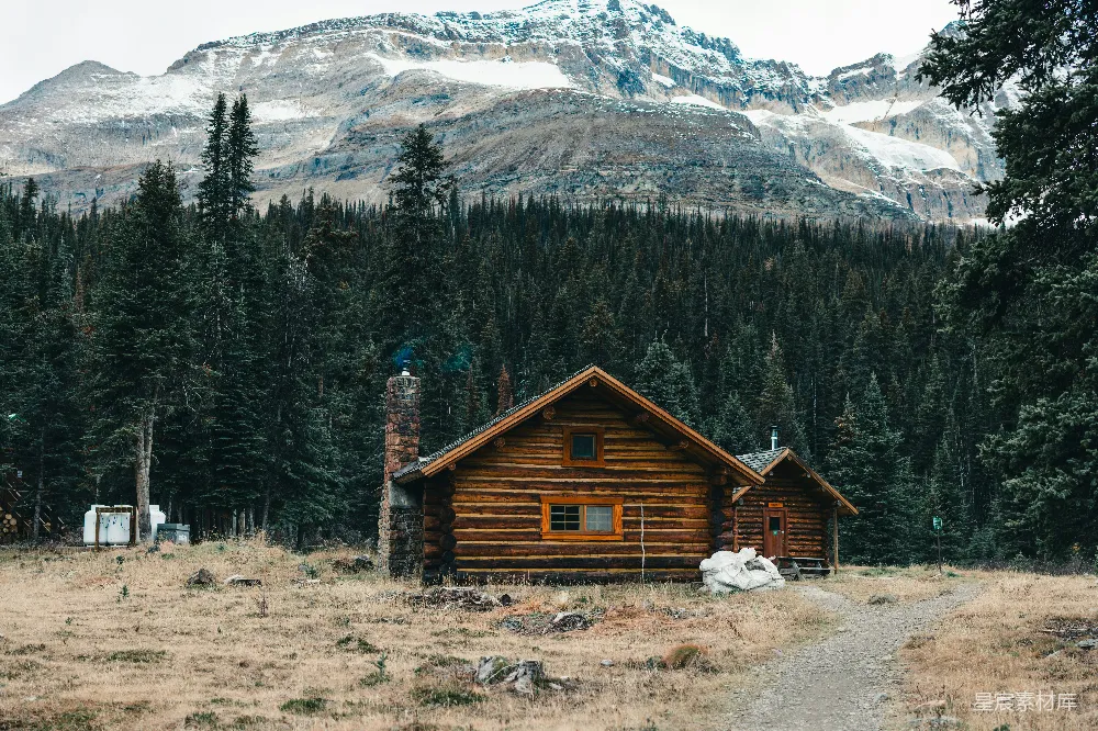 高清摄影 山景 木屋 自然 宁静 户外 山间木屋的宁静时光