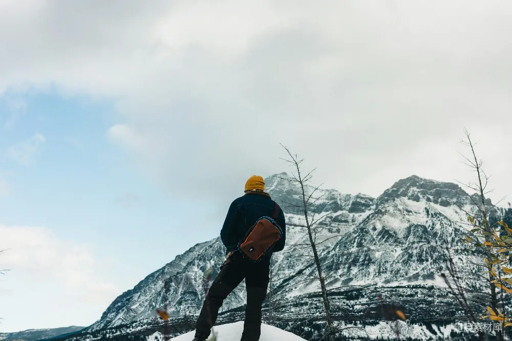 高清摄影 雪山 旅行 冬季 户外 自然 雪中远眺的旅人