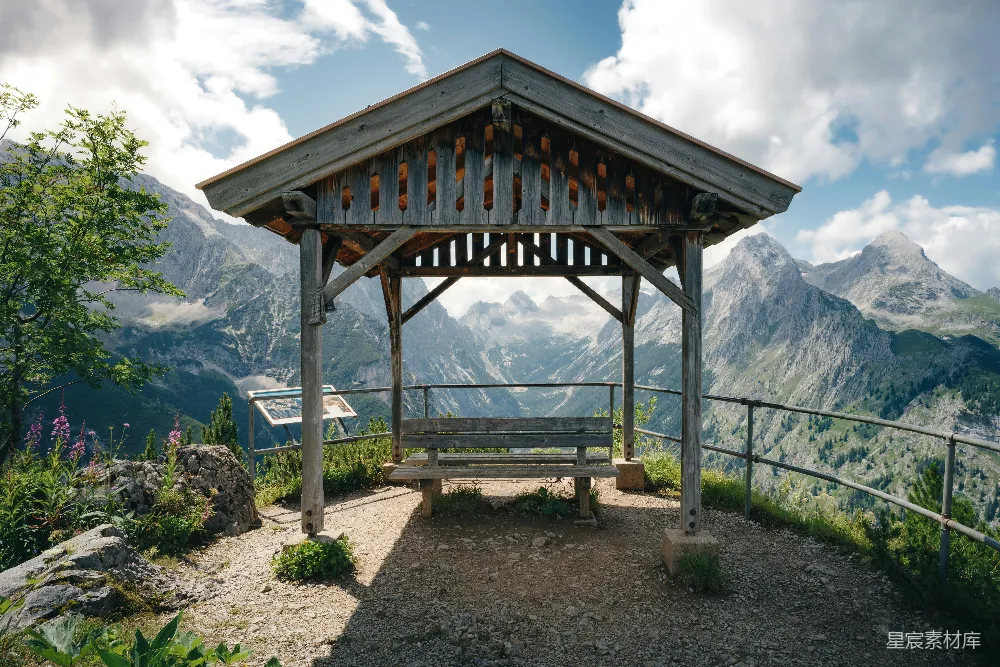 高清摄影 山景 木屋 户外 自然 旅行 山顶木屋与壮丽山景
