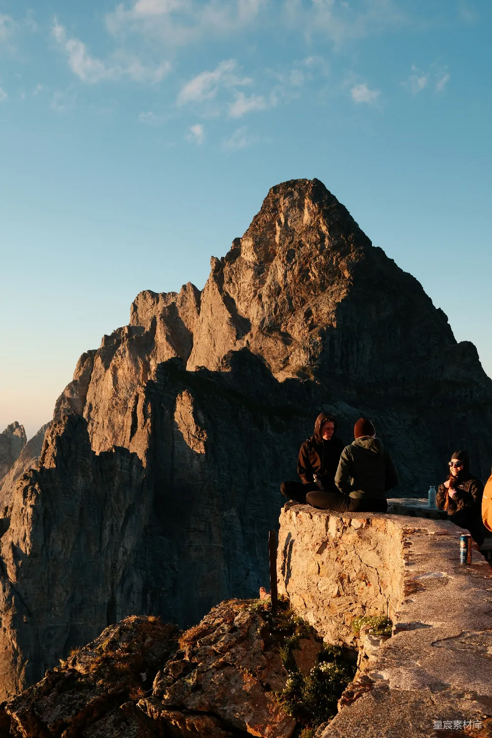高清摄影 山峰 自然 旅游 户外 日落 山顶静谧时光