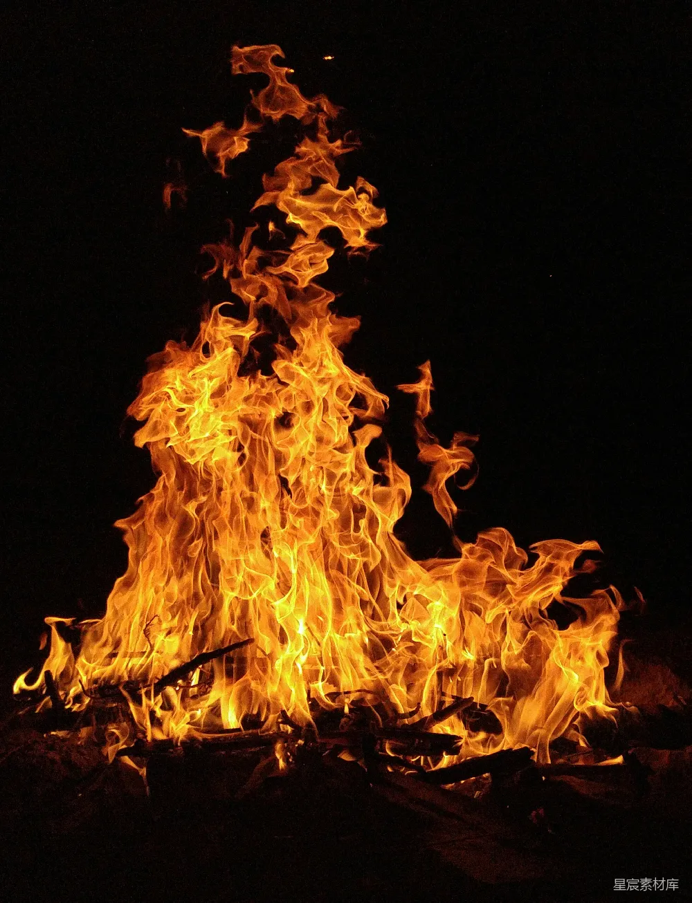 高清摄影 篝火 夜晚 自然 温暖 户外 夜幕下的篝火