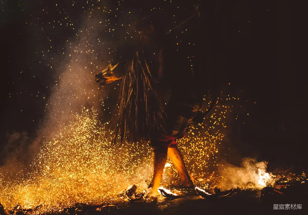 高清摄影 舞蹈 夜晚 火花 文化 传统 火光中的舞者