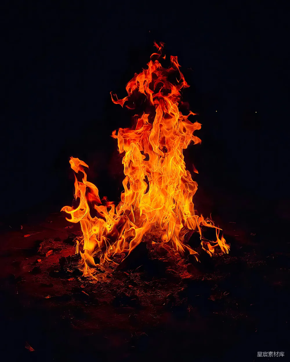 高清摄影 篝火 夜景 温暖 户外活动 自然 夜幕下的篝火