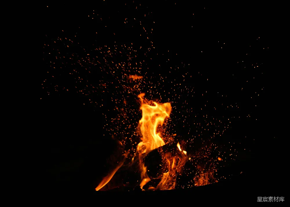 高清摄影 篝火 夜晚 火花 温暖 户外 夜幕下的篝火