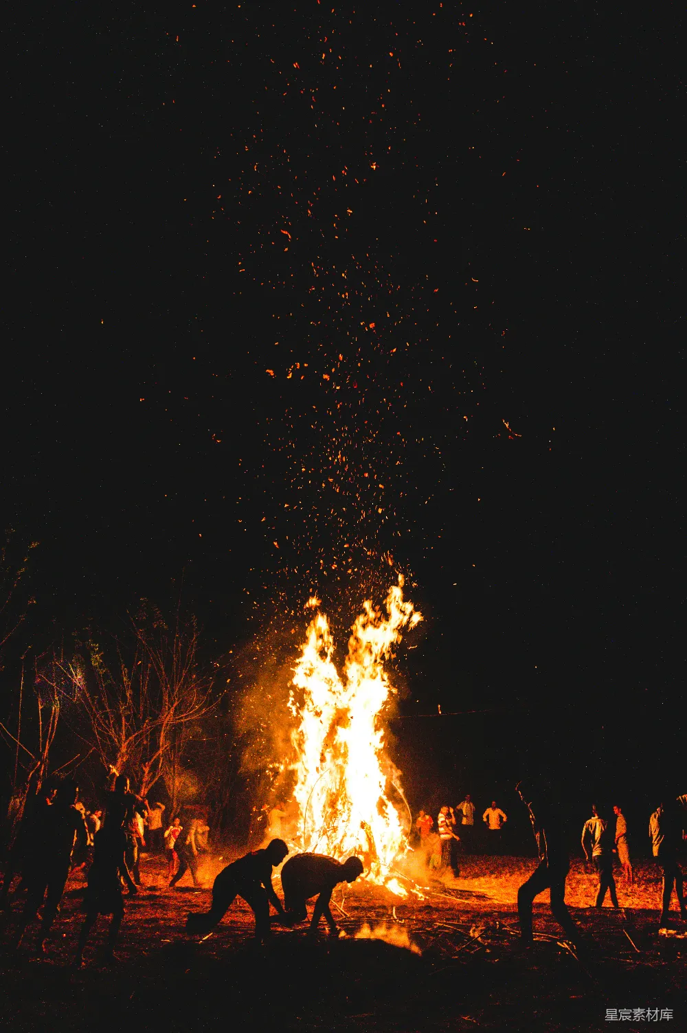 高清摄影 篝火 夜晚 节日 户外活动 烟火 篝火晚会