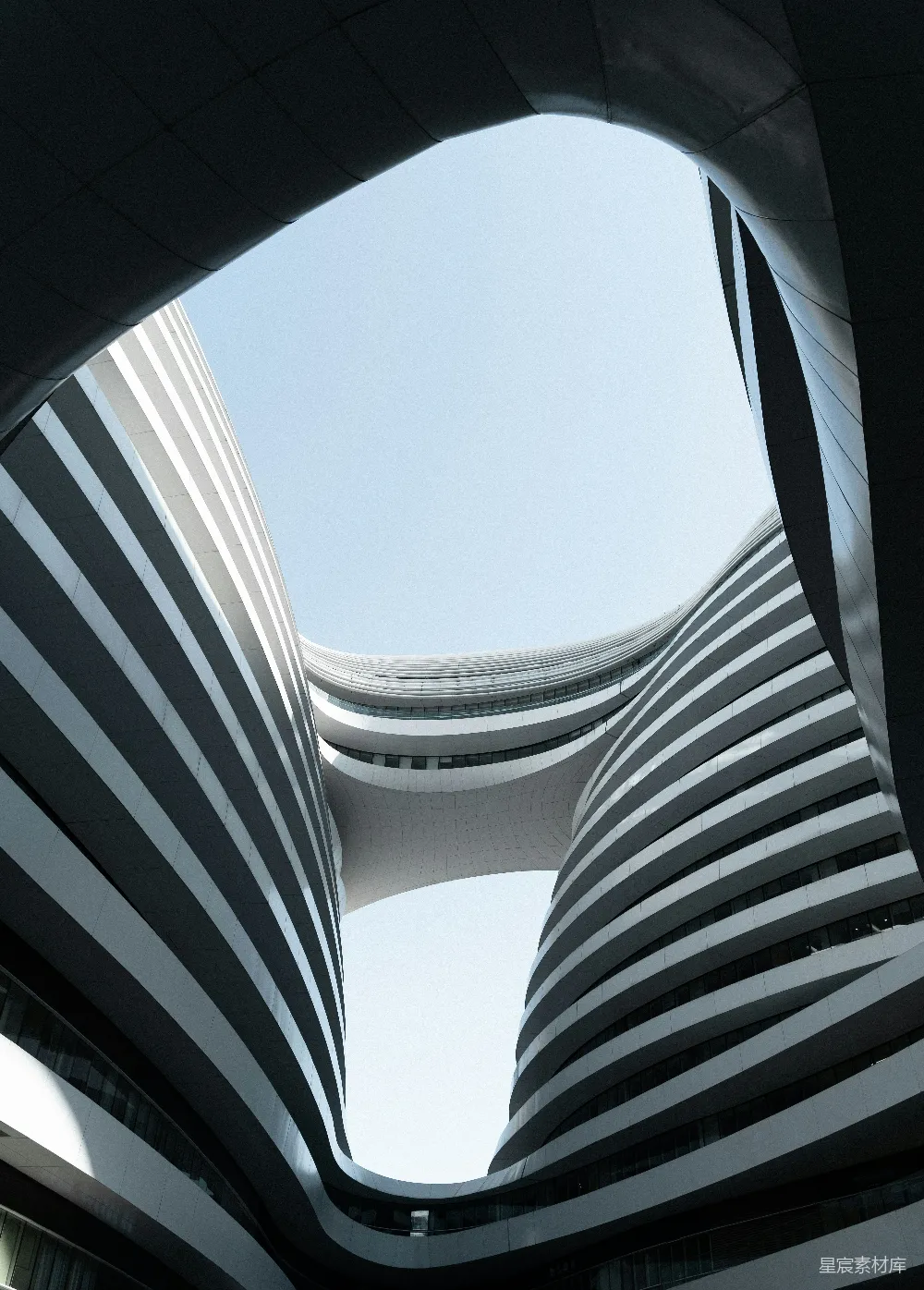 高清摄影 建筑 现代 未来感 螺旋结构 城市景观 未来建筑的螺旋上升