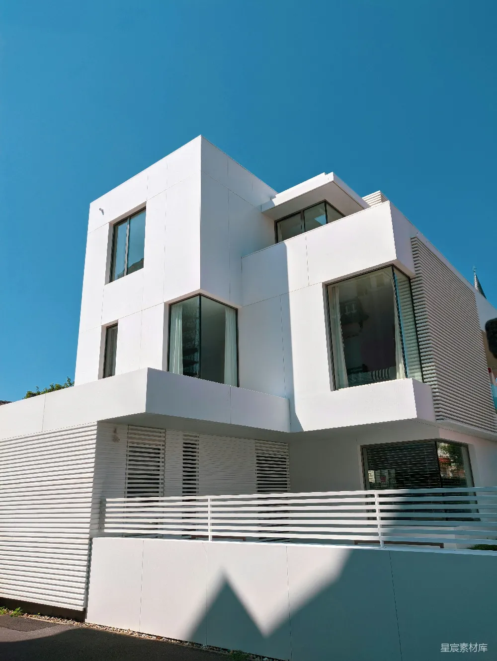 高清摄影 现代建筑 简约设计 白色建筑 极简风格 城市风景 简约现代风格的白色建筑