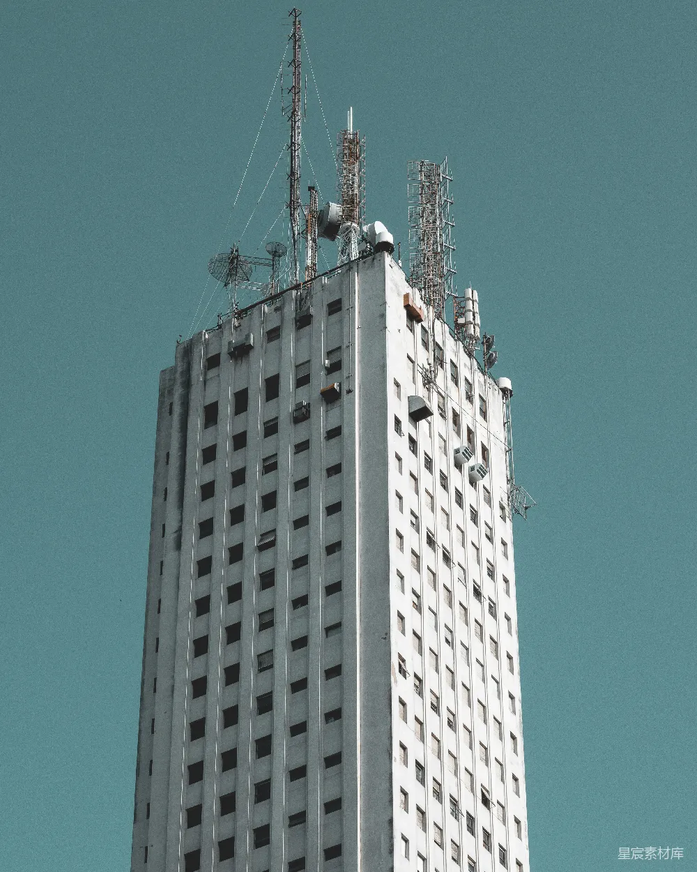 高清摄影 通讯塔 高楼 城市景观 现代建筑 天线 高耸的通讯塔