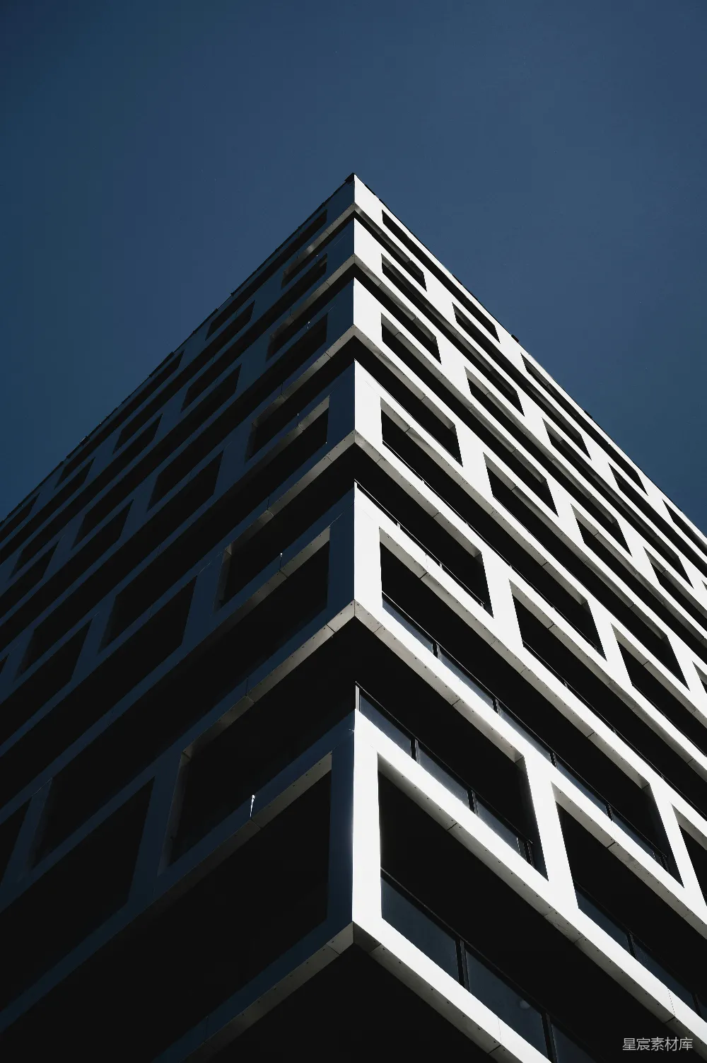 高清摄影 建筑 现代风格 城市景观 几何线条 对角线视角 现代高楼视角