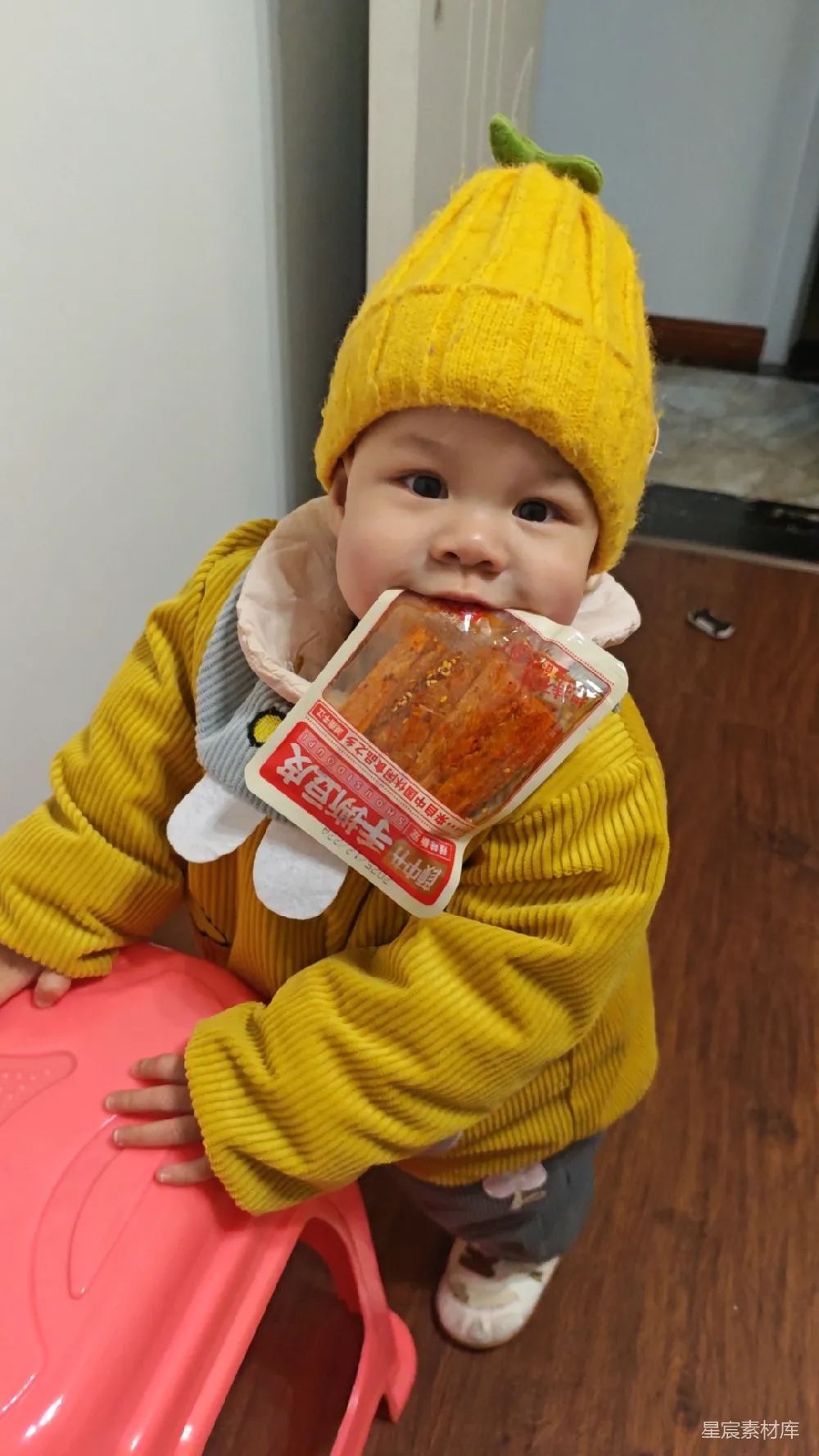  萌娃 零食 可爱 家庭生活 亲子时光 萌娃咬包零食可爱瞬间