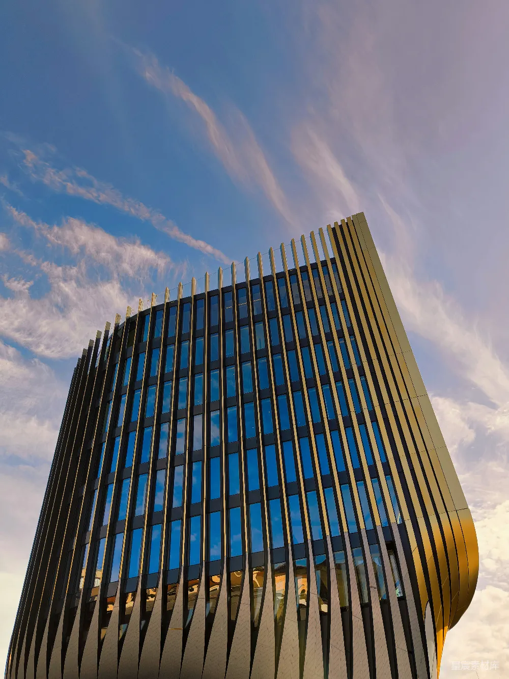 高清摄影 现代建筑 城市景观 天空倒影 几何线条 城市风光 现代建筑的美学与天空的倒影