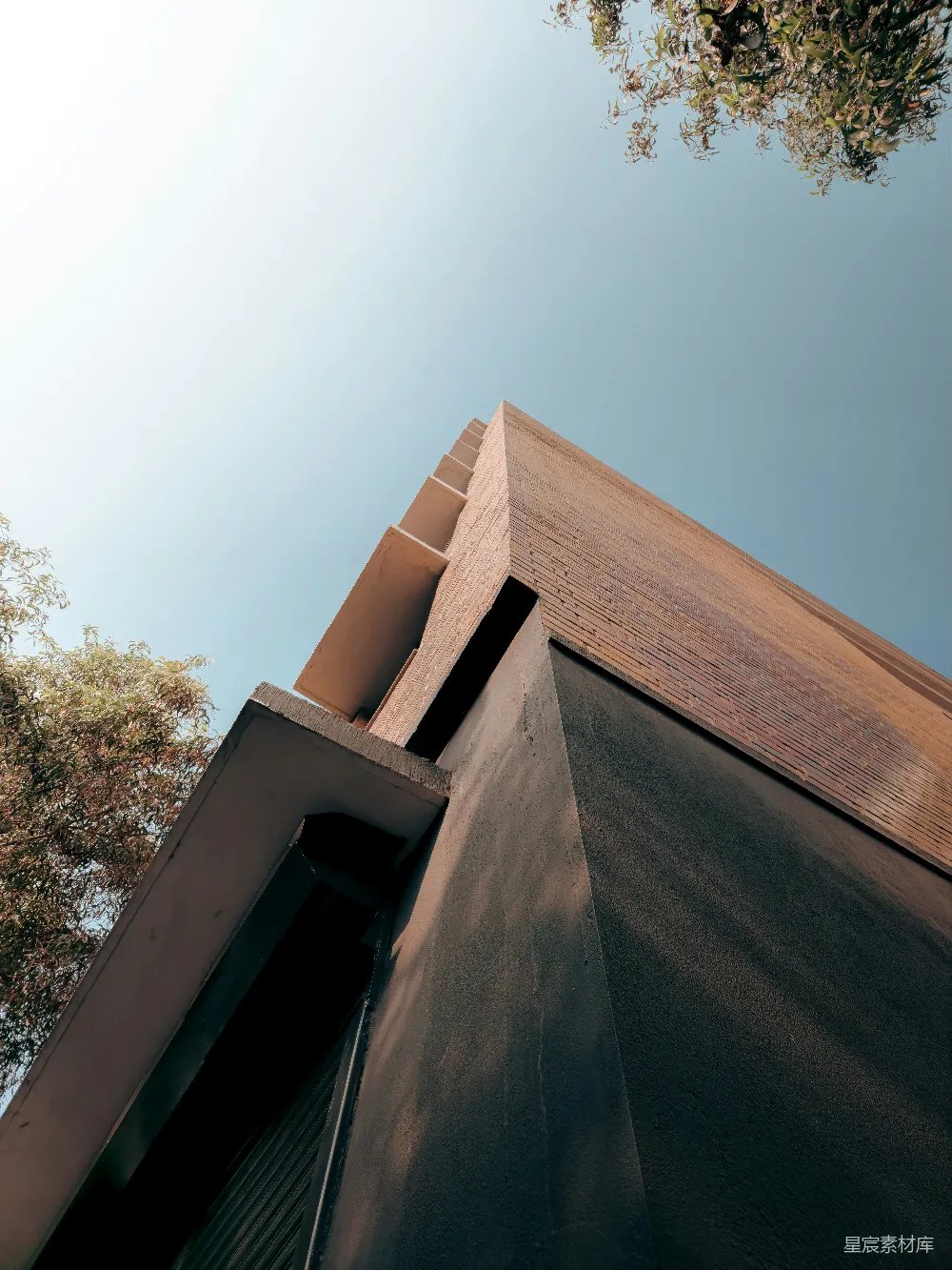 高清摄影 建筑 现代 户外 晴朗 结构 仰望天空的建筑一角