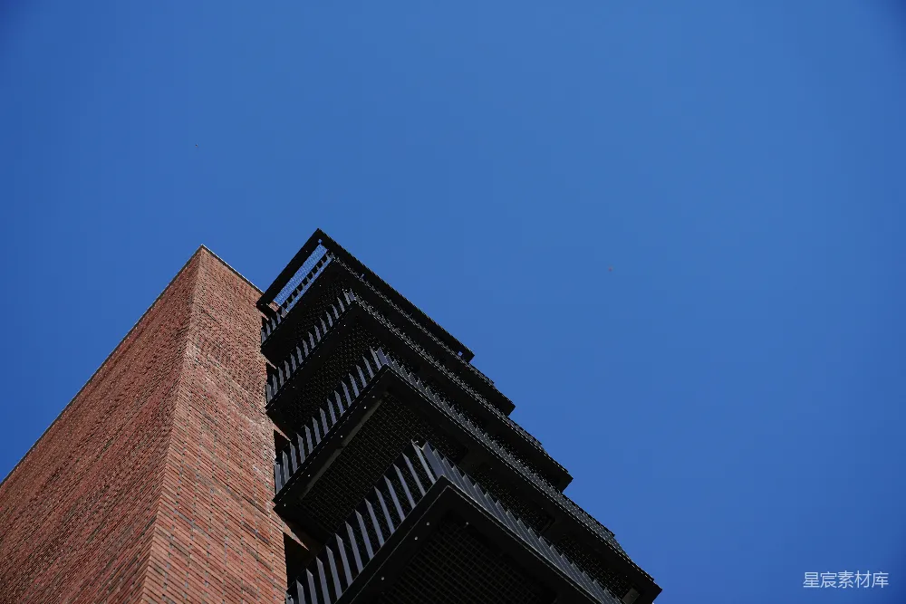 高清摄影 现代建筑 蓝天 几何线条 城市景观 工业风格 现代建筑的天空视角