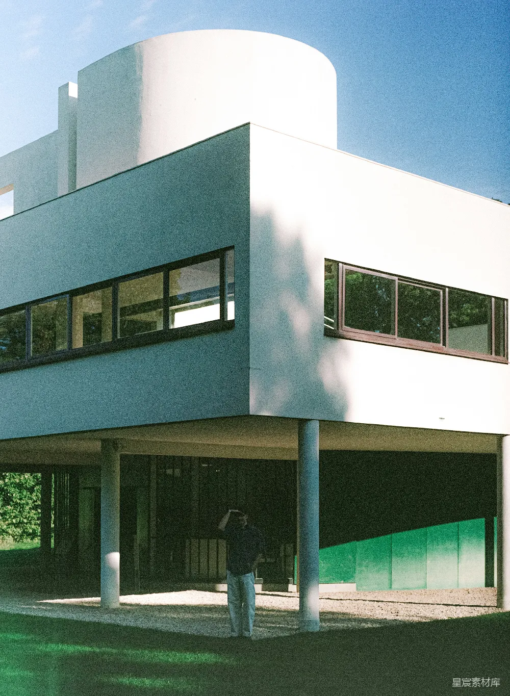高清摄影 建筑 现代主义 自然光影 户外场景 都市美学 现代建筑与自然光影