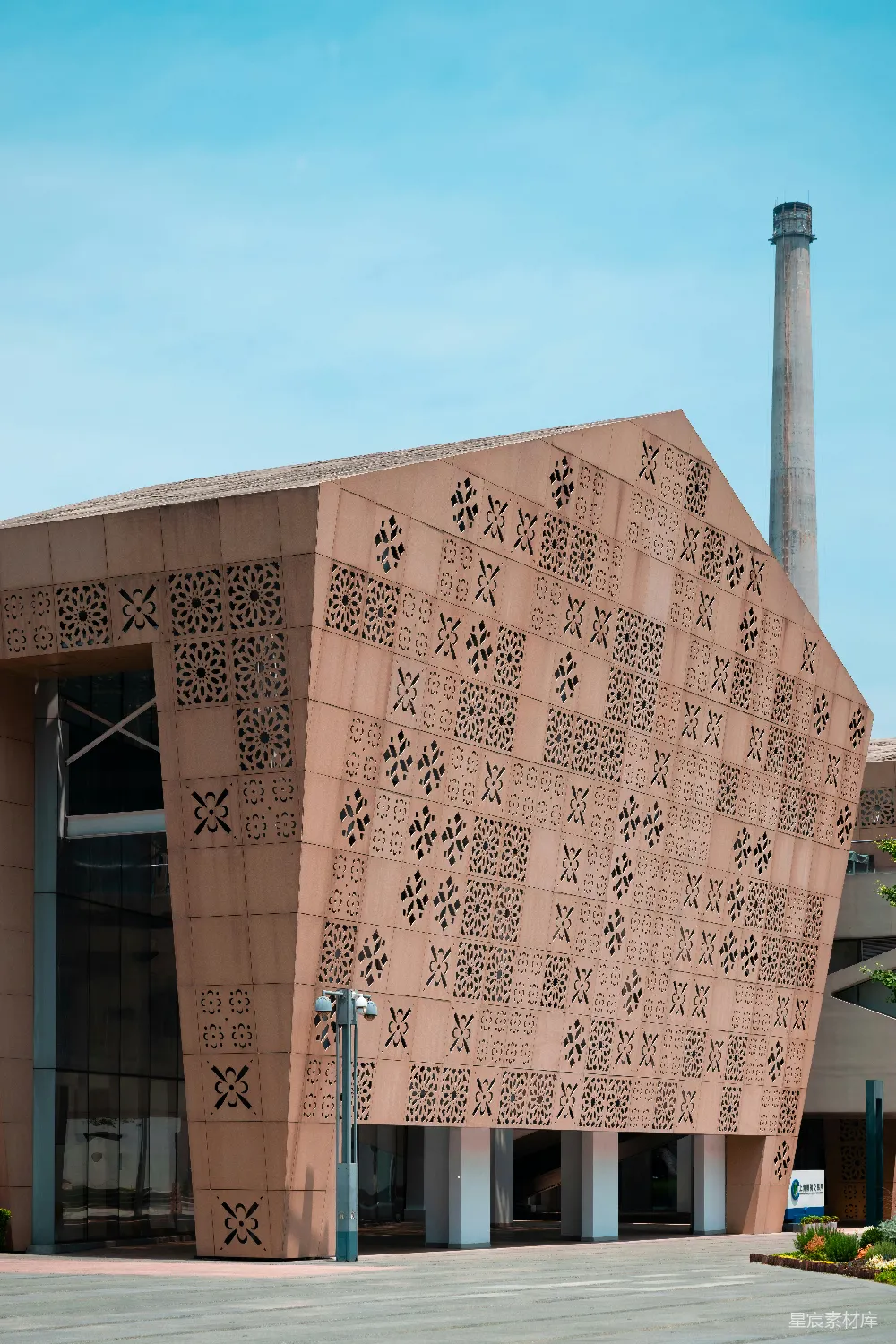 高清摄影 现代建筑 工业风格 城市景观 工业美学 城市规划 现代建筑与工业烟囱的和谐共存
