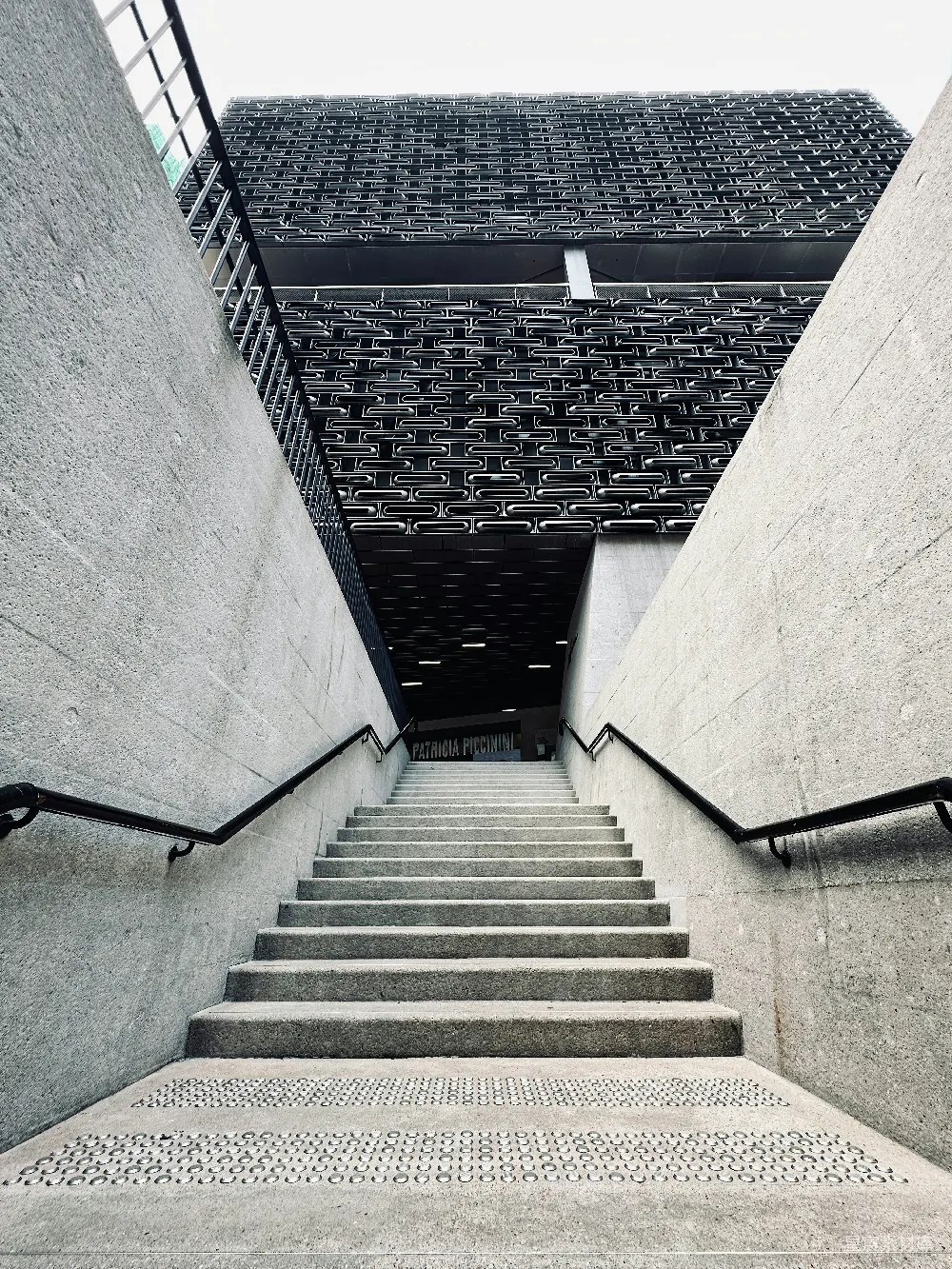 高清摄影 楼梯 现代建筑 几何图案 城市景观 建筑美学 现代建筑中的楼梯与几何图案