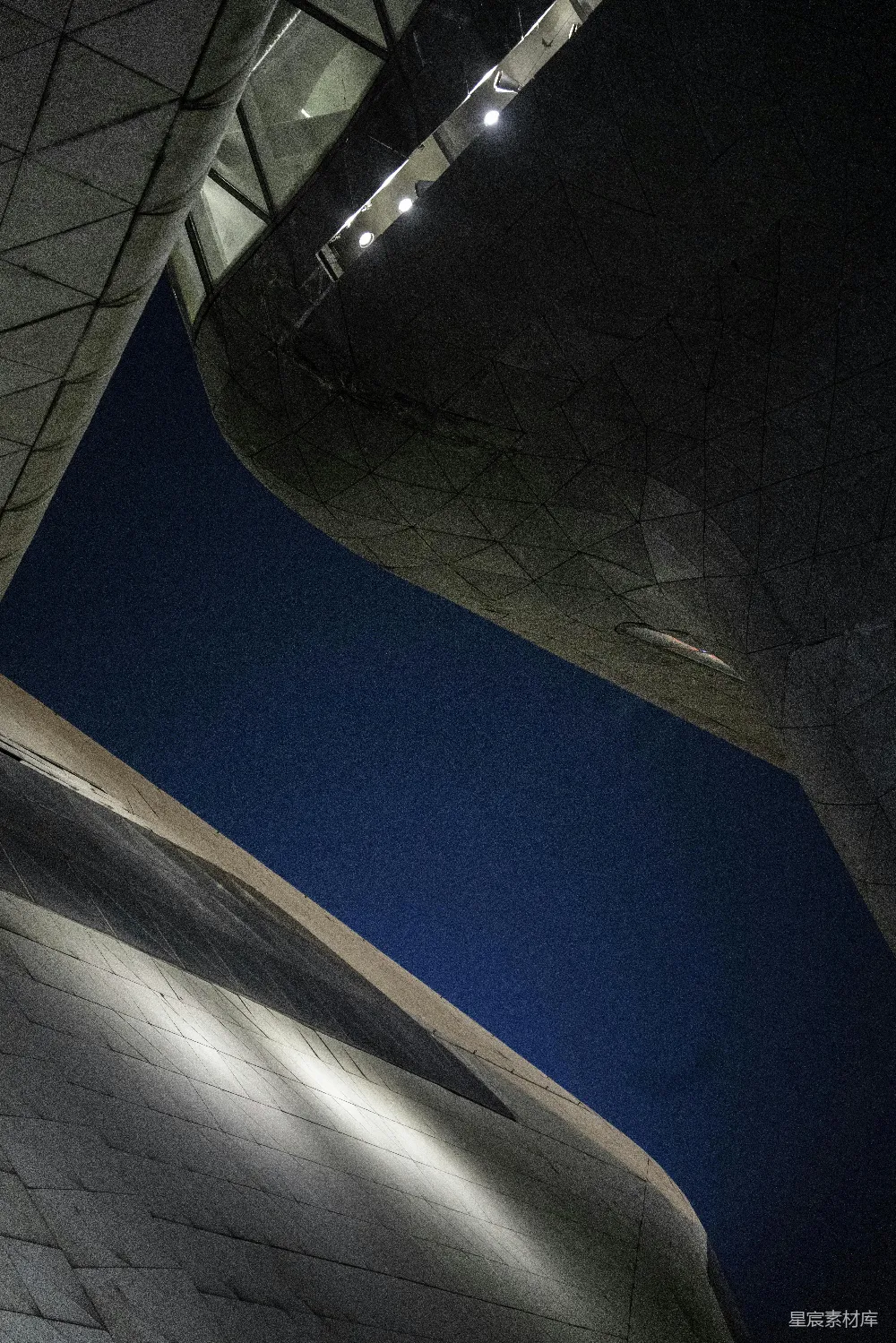 高清摄影 建筑 几何 现代 夜景 城市 仰望星空的建筑
