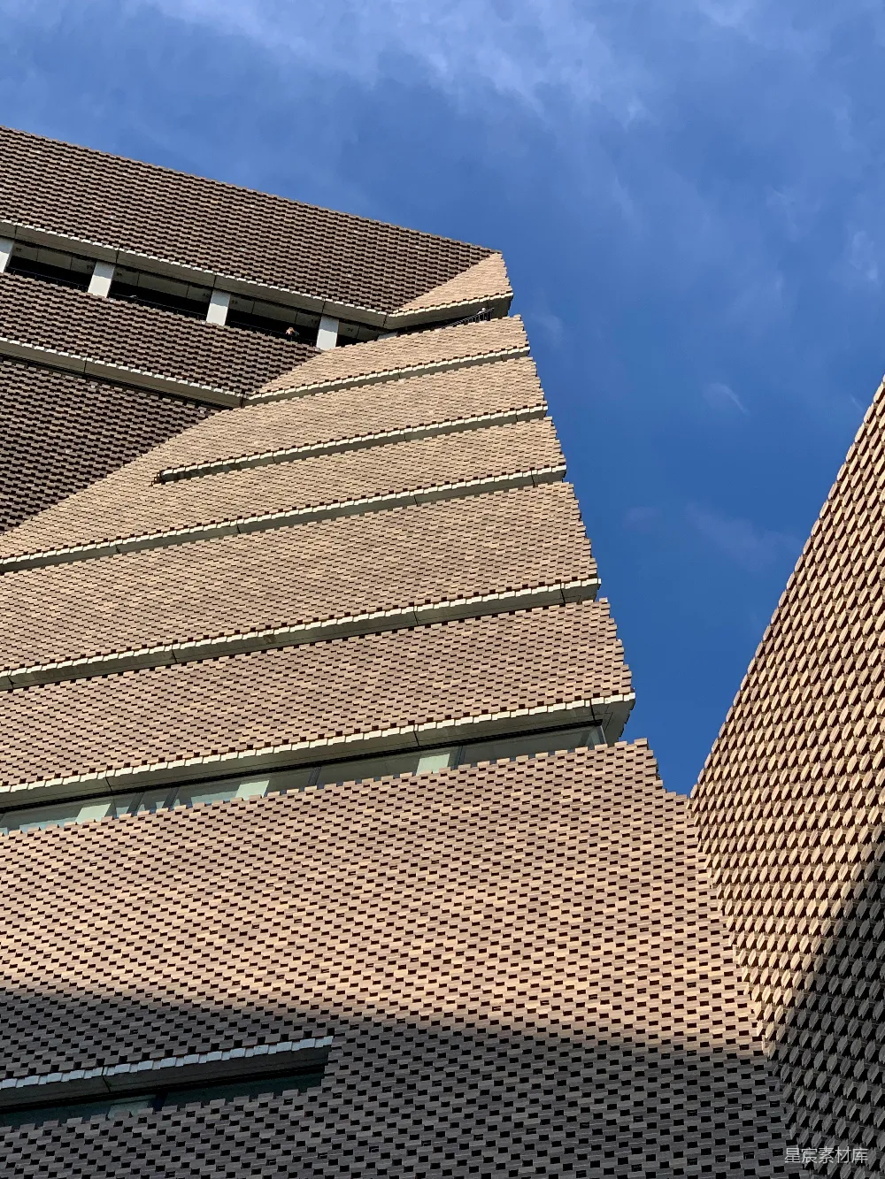 高清摄影 建筑 现代风格 几何图案 城市景观 蓝天背景下 现代建筑的几何之美