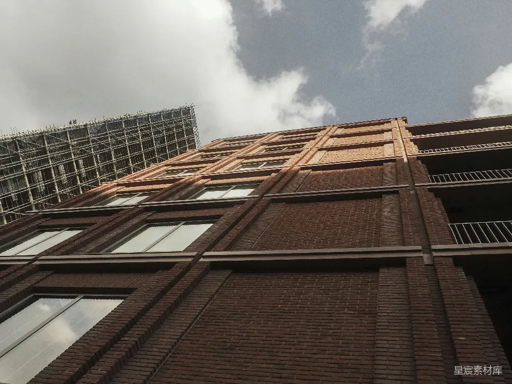高清摄影 建筑 红砖 城市 天空 工业 红砖建筑与云层