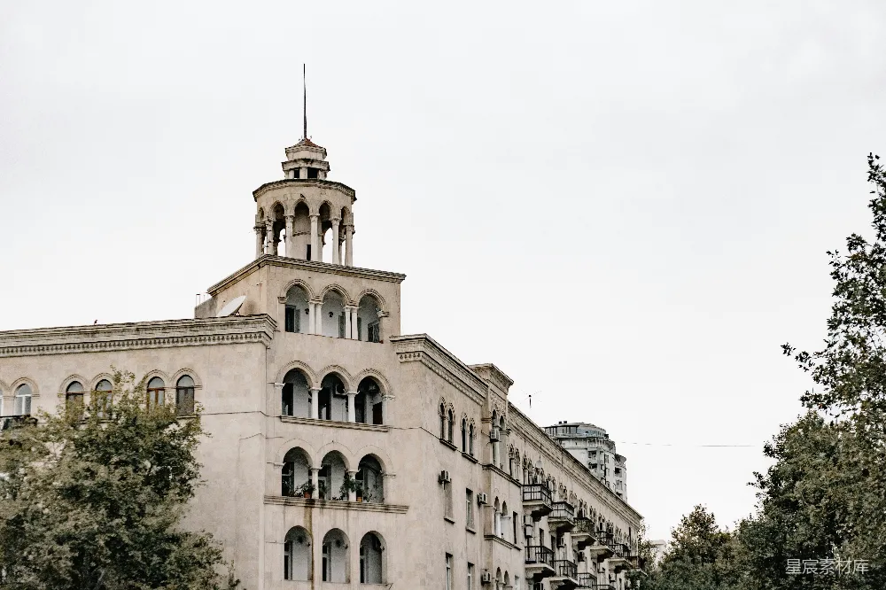 高清摄影 建筑 历史 城市 自然 风景 古城的塔楼与树木