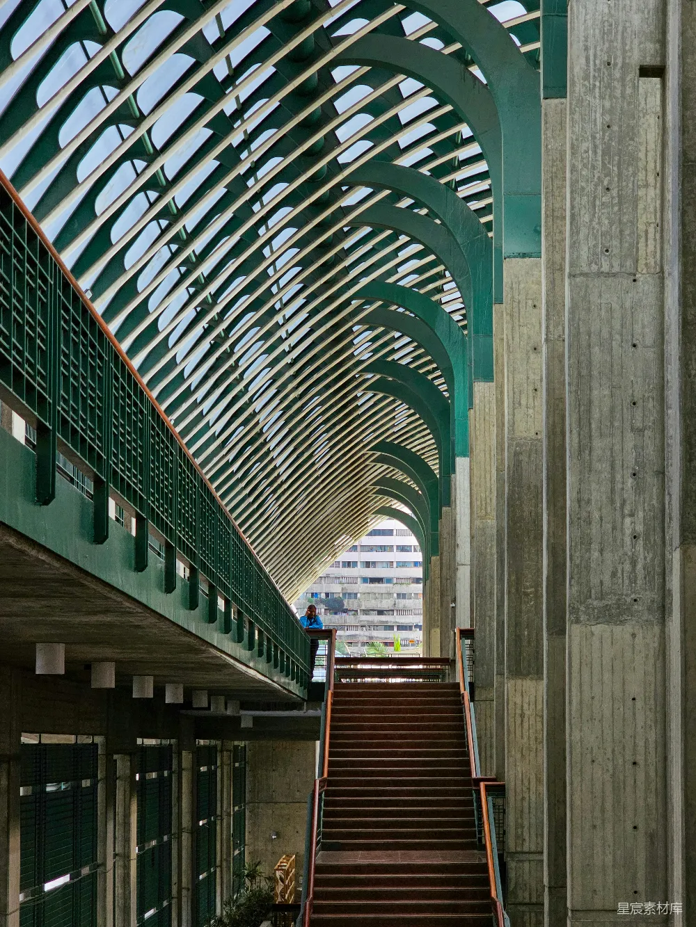 高清摄影 建筑 现代 天井 楼梯 城市 现代建筑的弧形天井